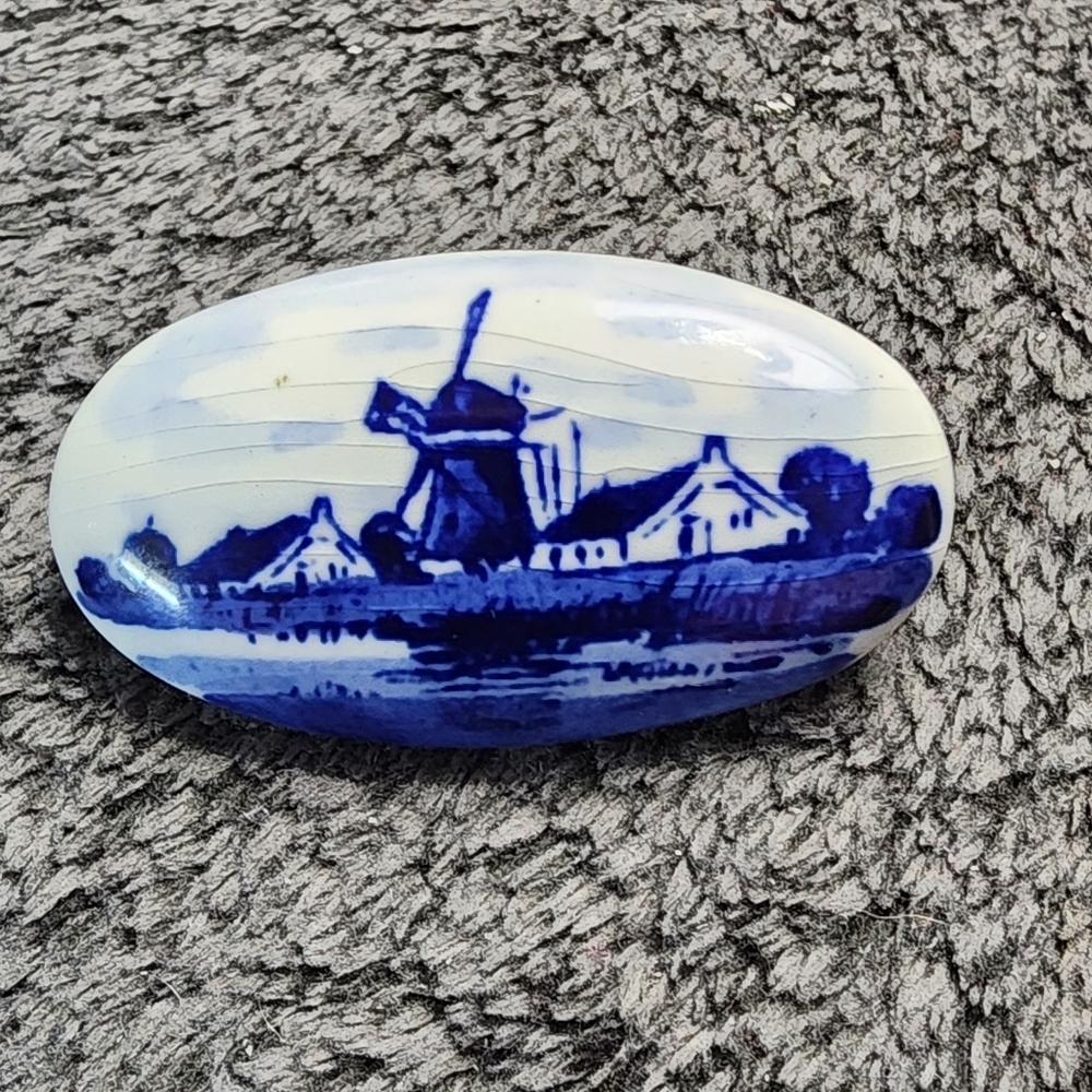 Vintage Blue Delft Holland Hand Painted White Porcelain Brooch - Picture 3 of 10